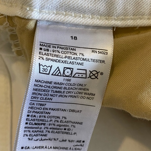 NWOT Old Navy Mi-rise white Jeans. Size 18 - Picture 7 of 7